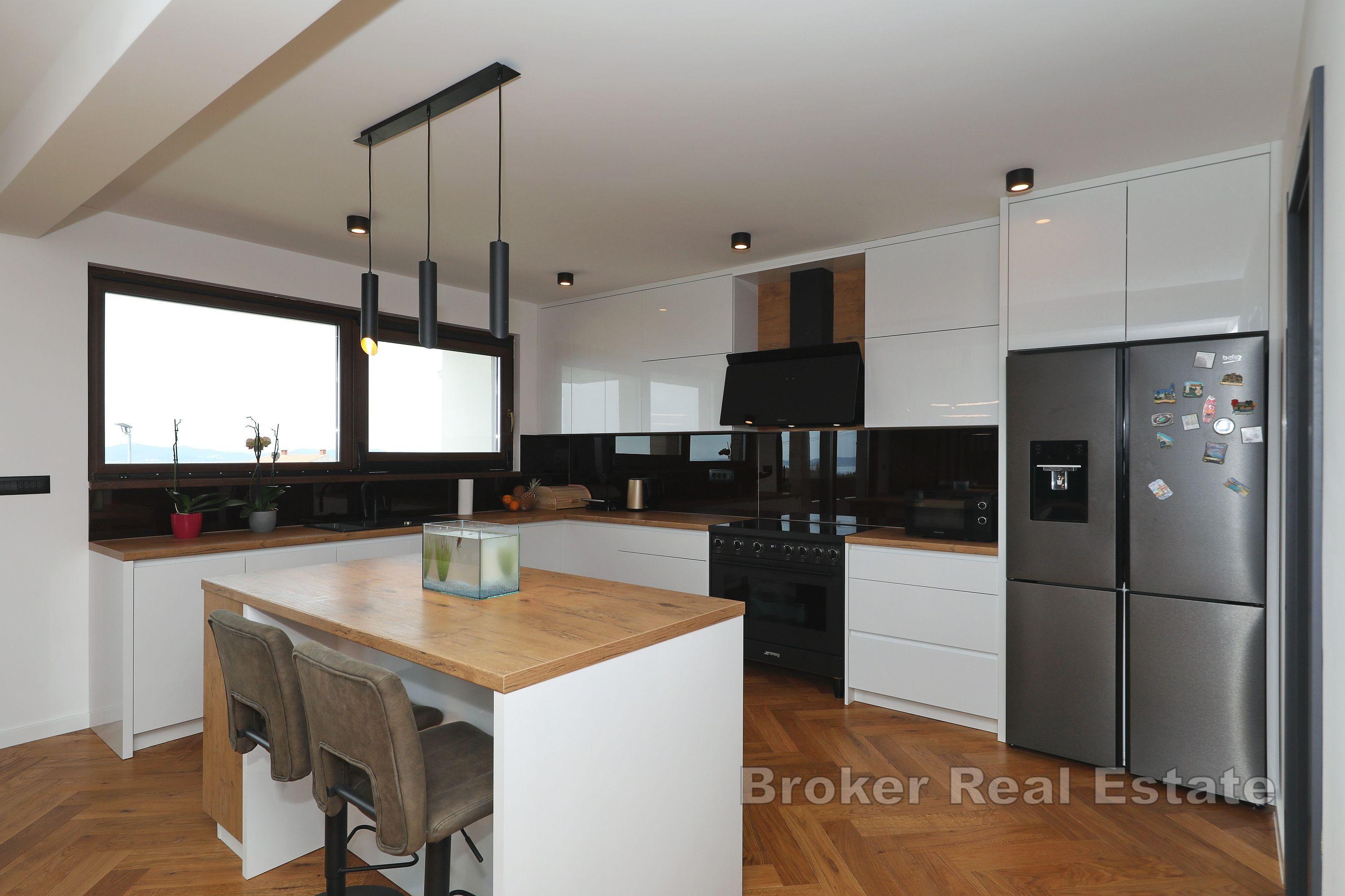 Nowoczesna willa z basenem i kortem tenisowym