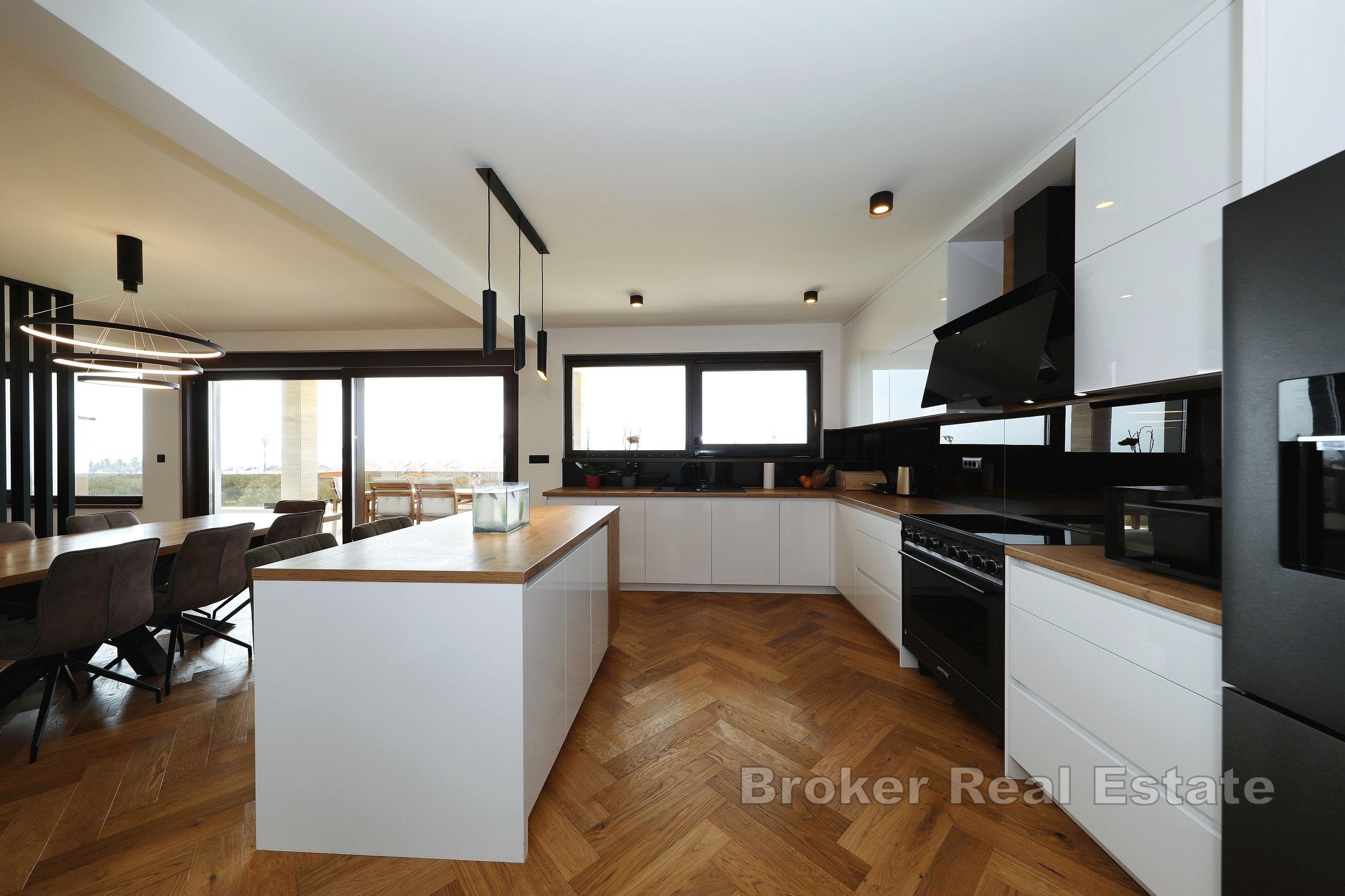 Nowoczesna willa z basenem i kortem tenisowym