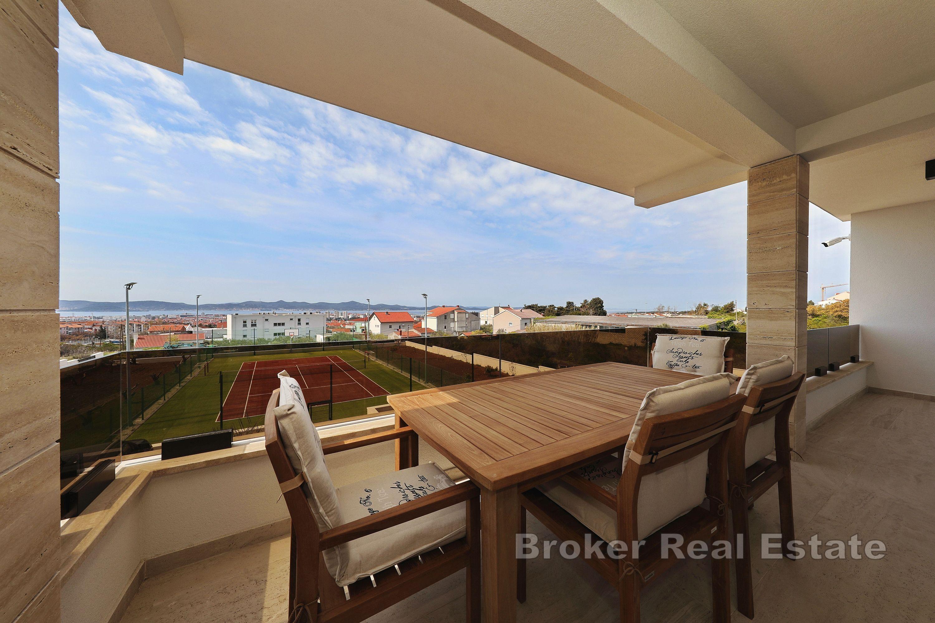 Nowoczesna willa z basenem i kortem tenisowym