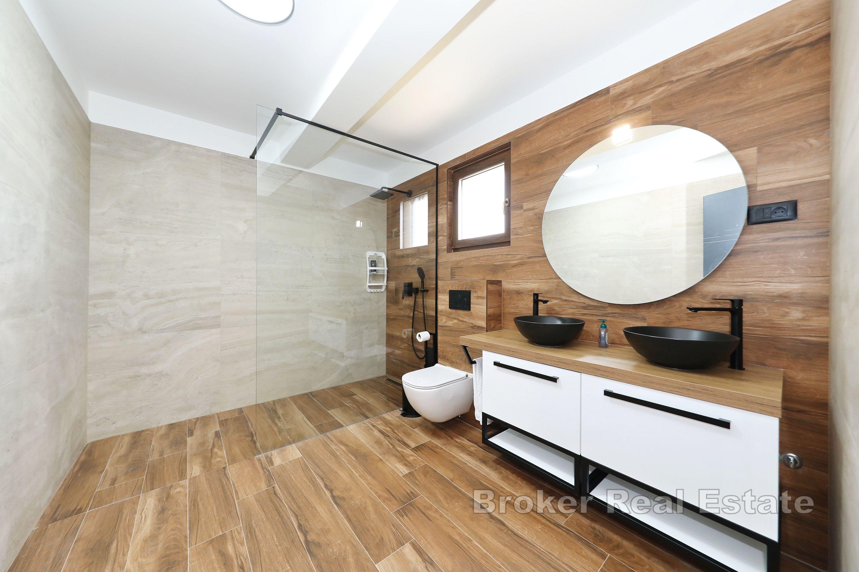 Nowoczesna willa z basenem i kortem tenisowym