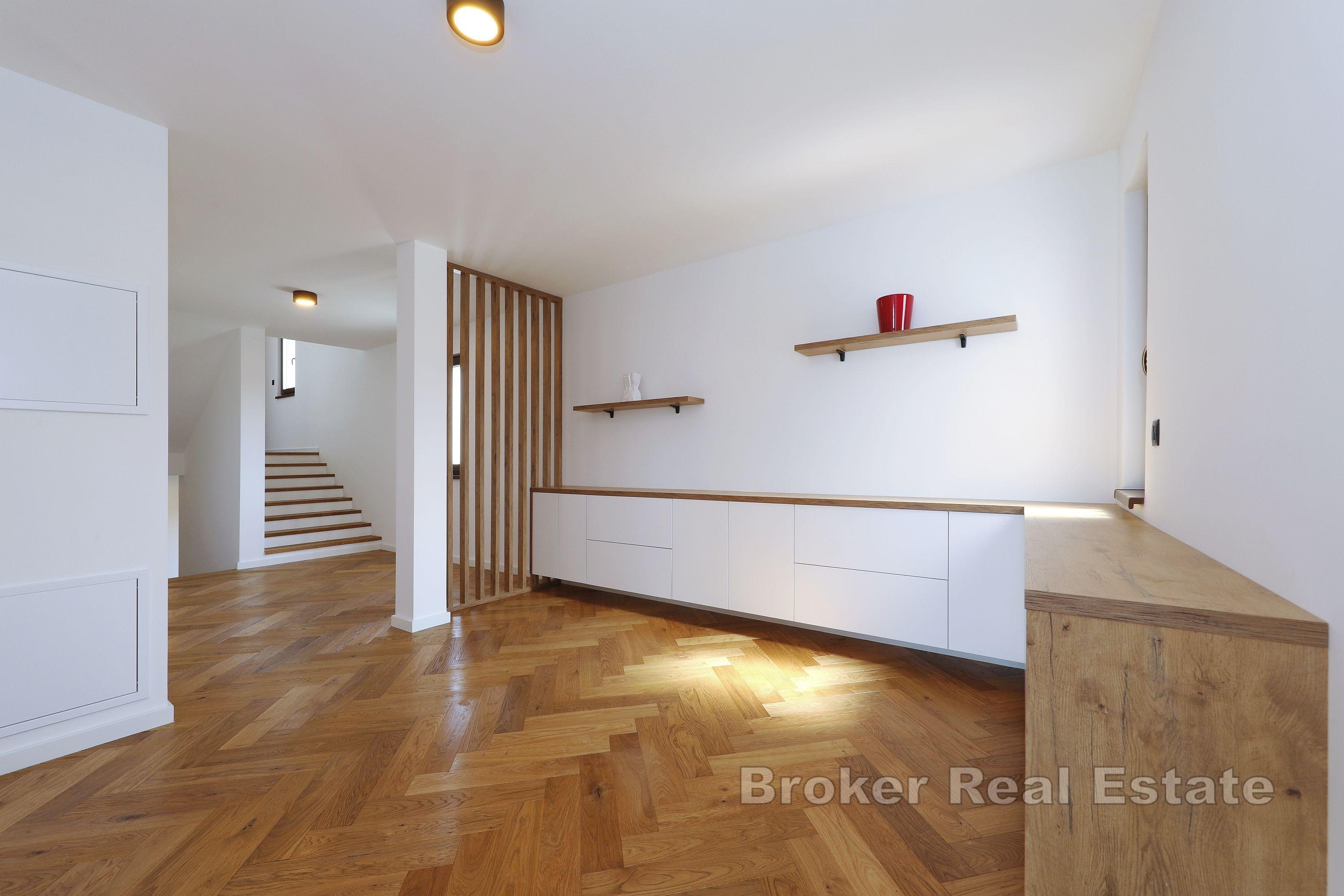 Nowoczesna willa z basenem i kortem tenisowym