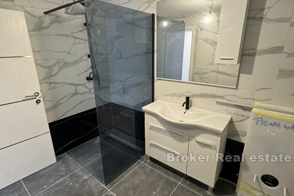 Moderno appartamento con una camera da letto in un nuovo edificio