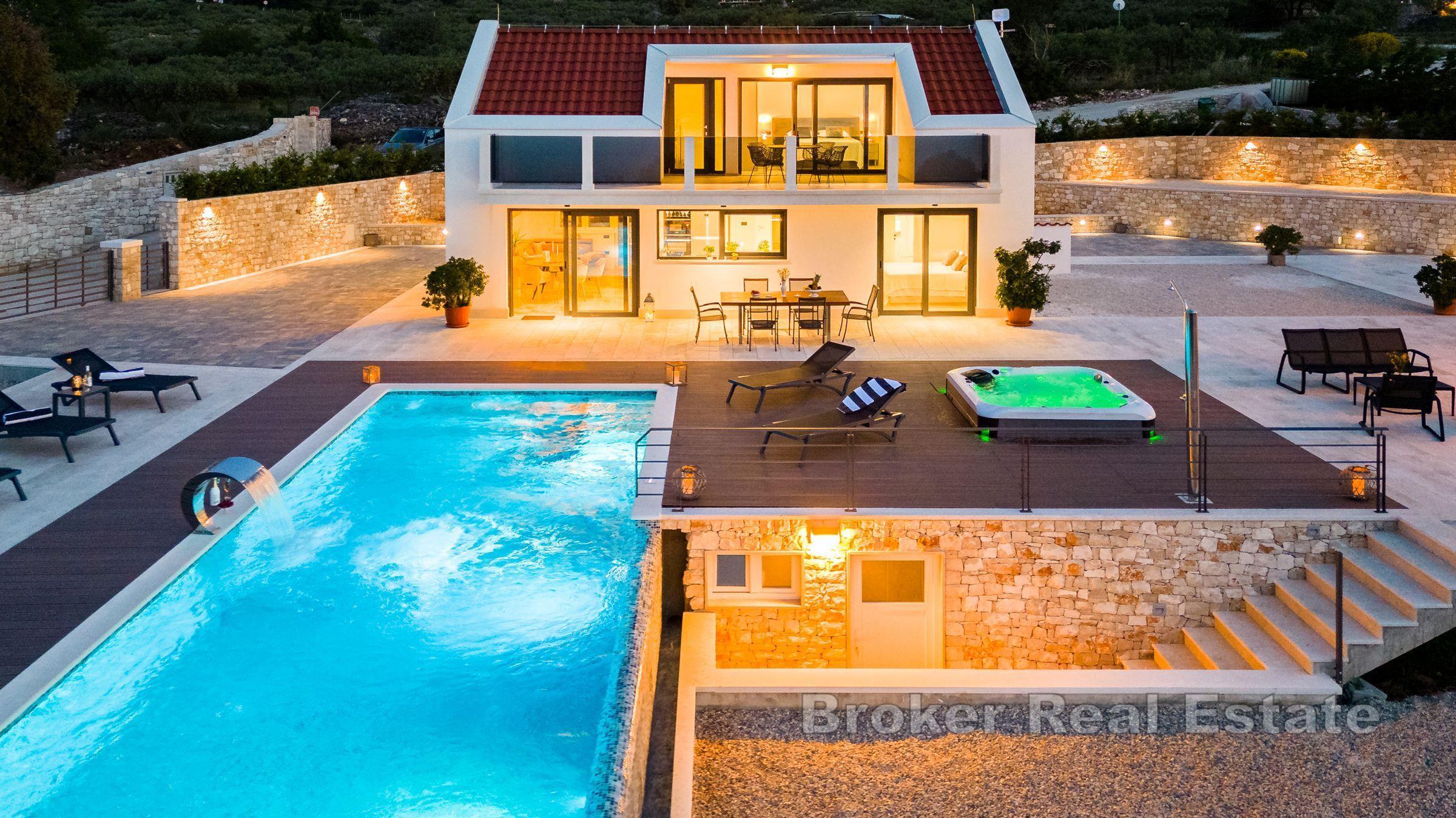 Modern villa med pool och havsutsikt