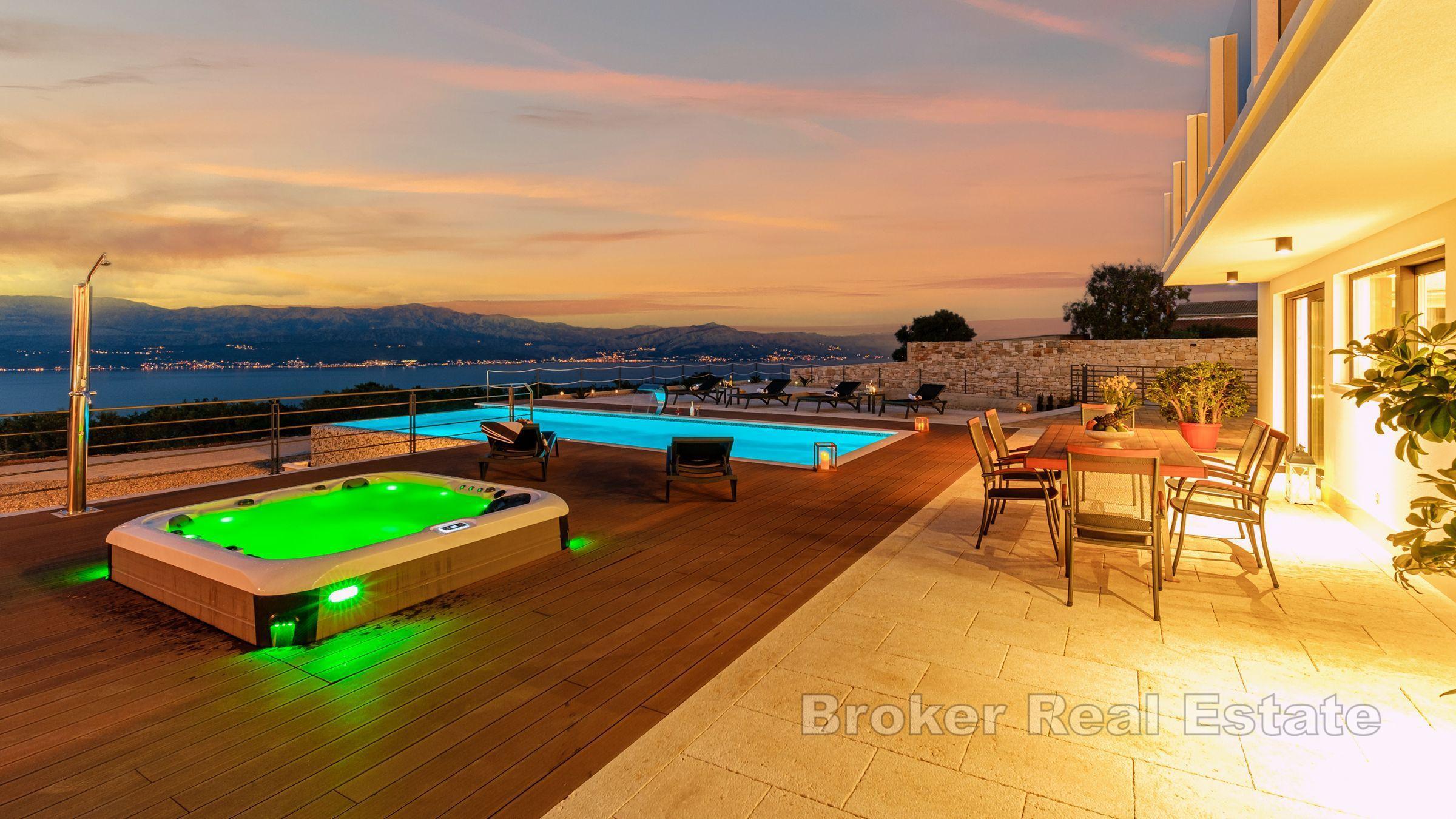 Nowoczesna willa z widokiem na basen i morze