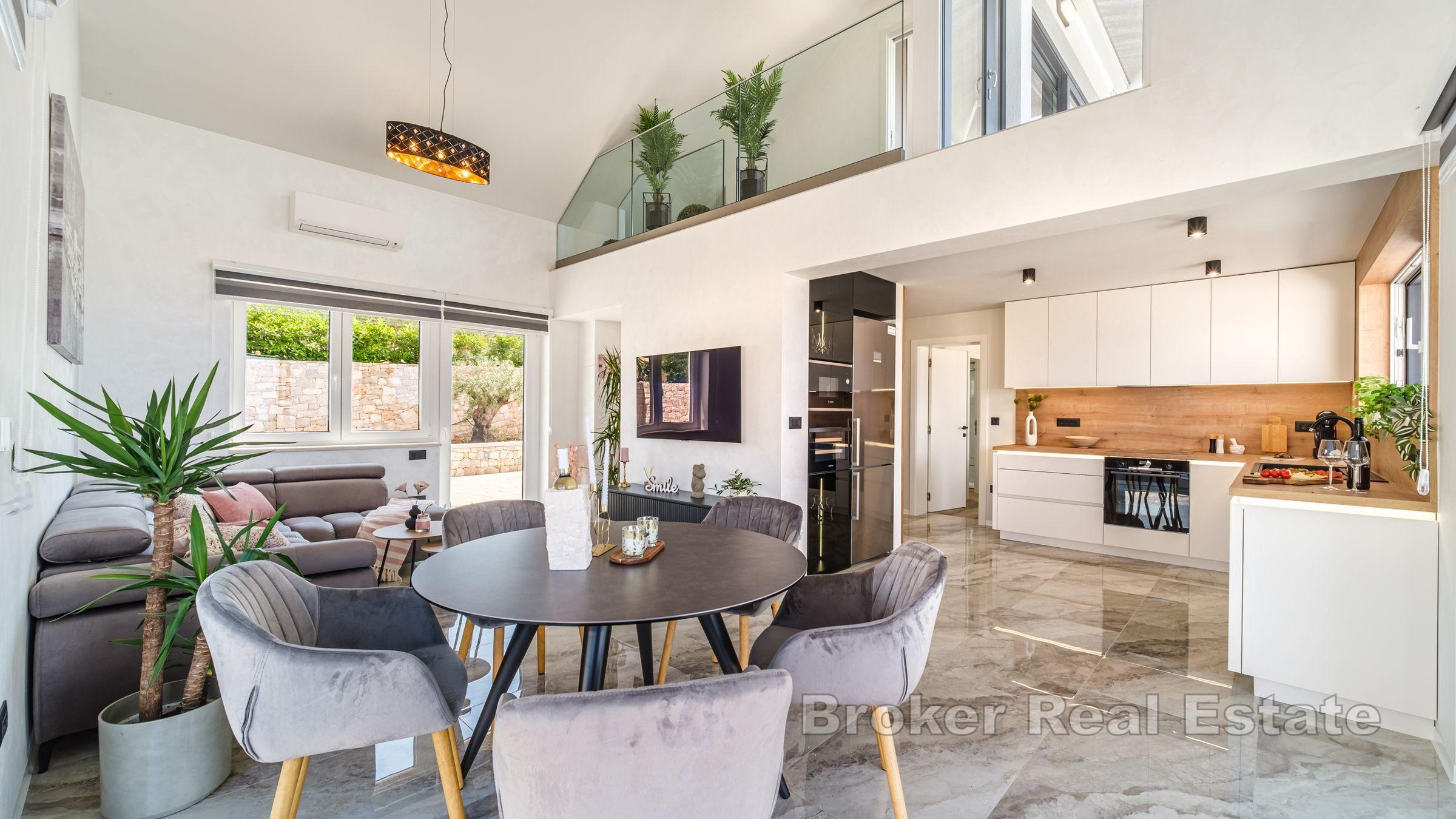 Nowoczesna willa z widokiem na basen i morze