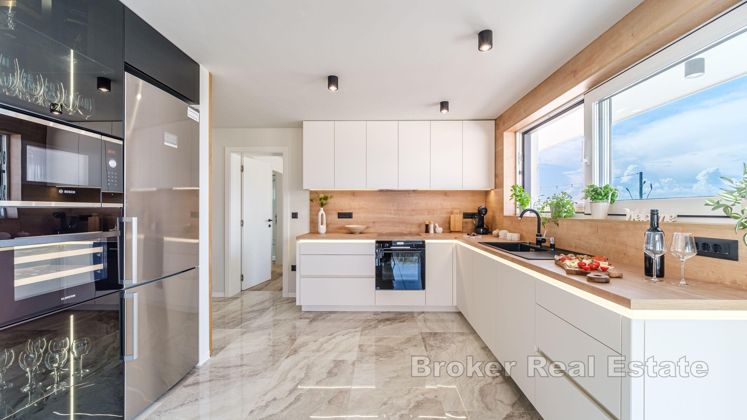 Nowoczesna willa z widokiem na basen i morze