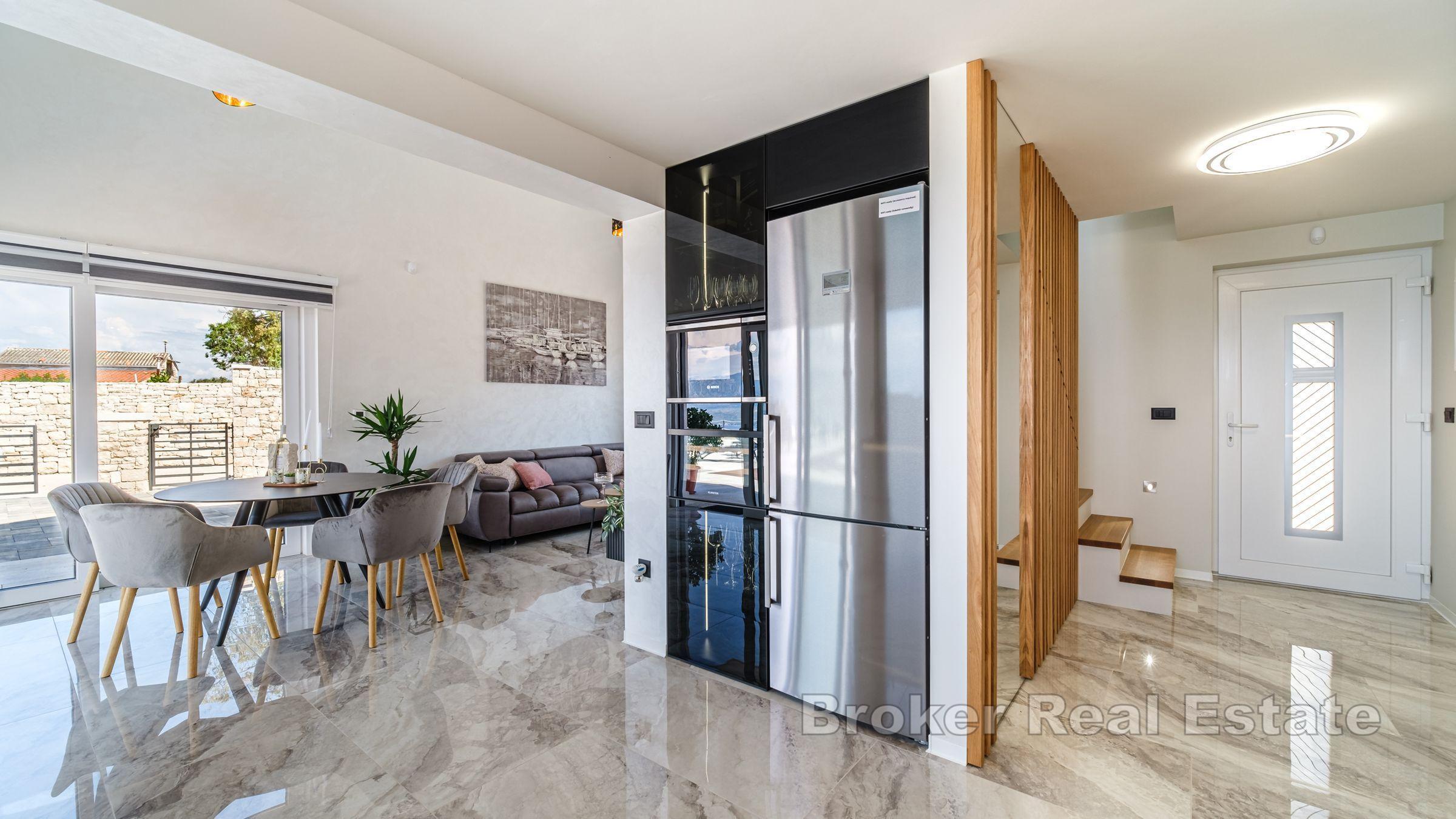 Modern villa med pool och havsutsikt
