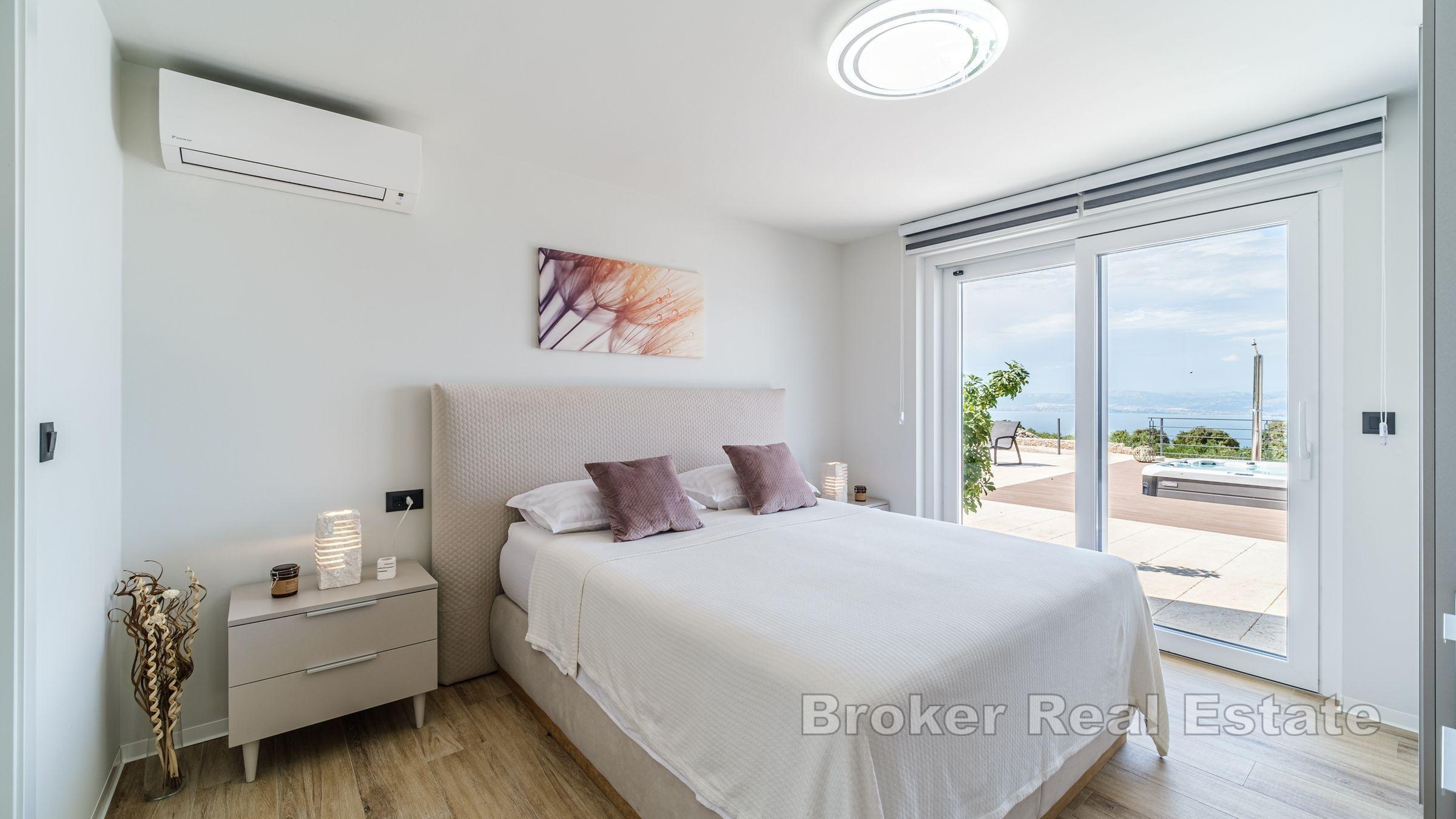 Nowoczesna willa z widokiem na basen i morze