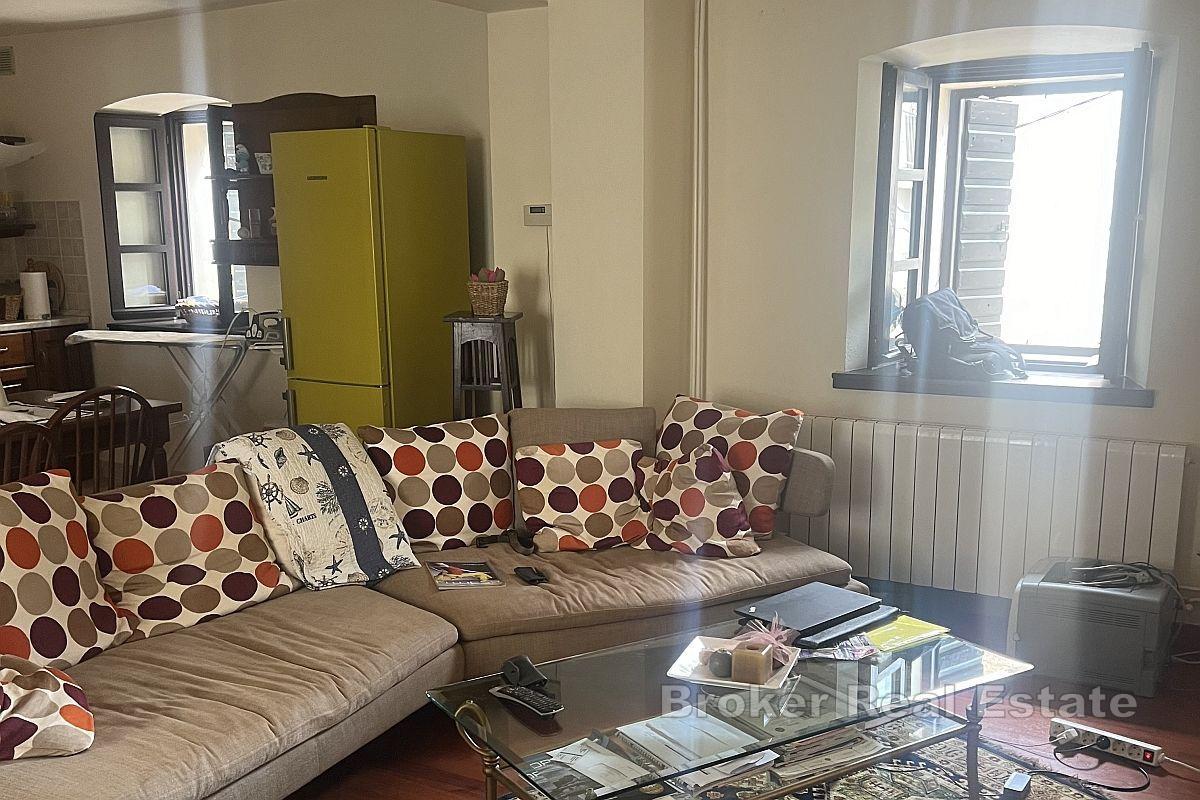 Casa in pietra vicino al centro del paese