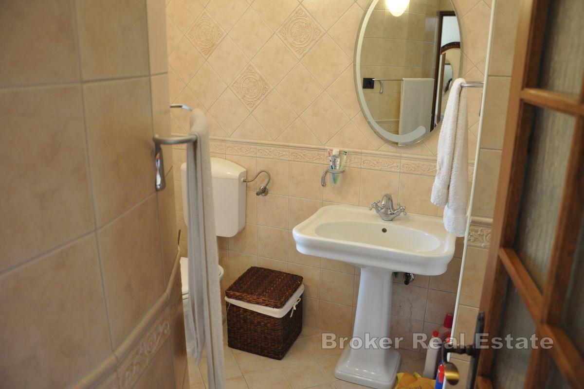 Kamena kuća blizu centra mjesta