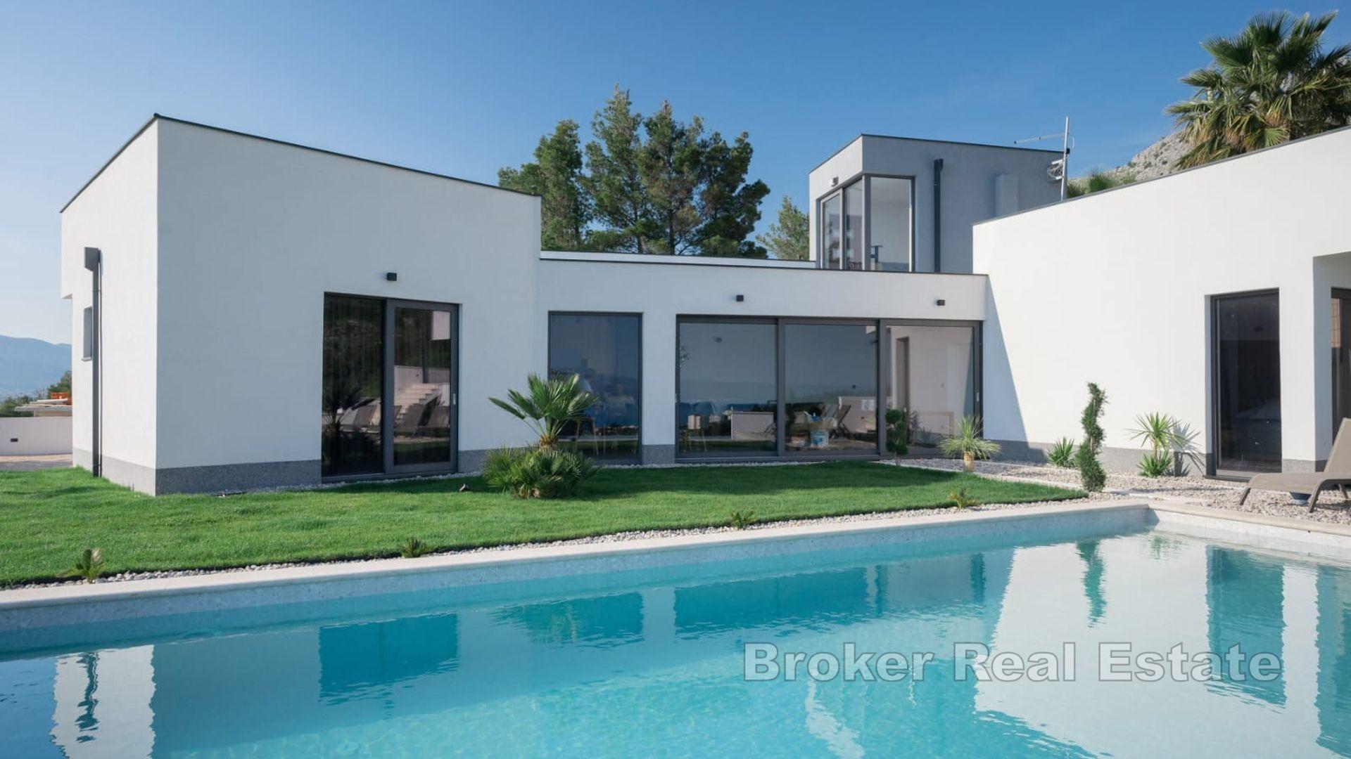 Ein Haus mit Pool und Panoramablick auf das Meer