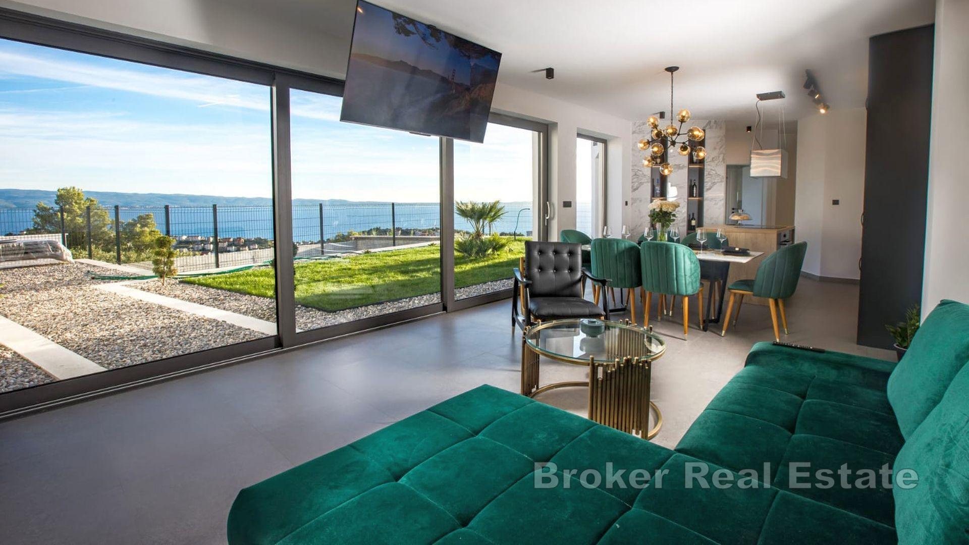 Ein Haus mit Pool und Panoramablick auf das Meer