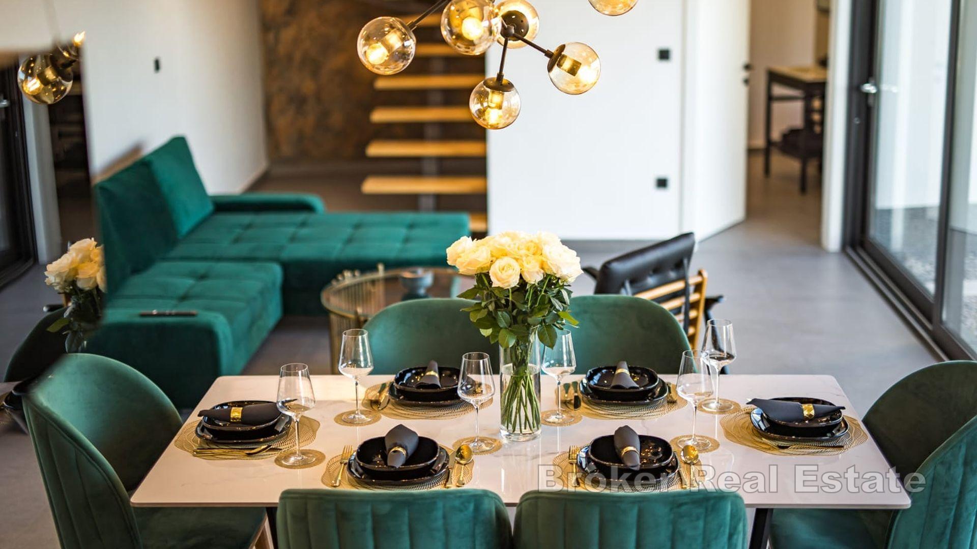 Ein Haus mit Pool und Panoramablick auf das Meer