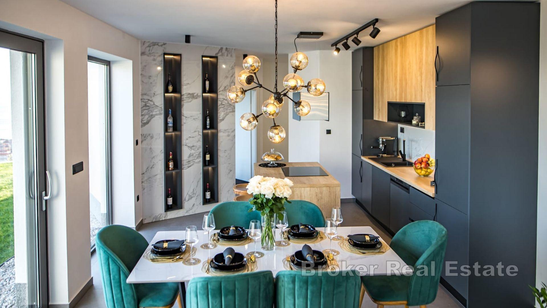 Ein Haus mit Pool und Panoramablick auf das Meer