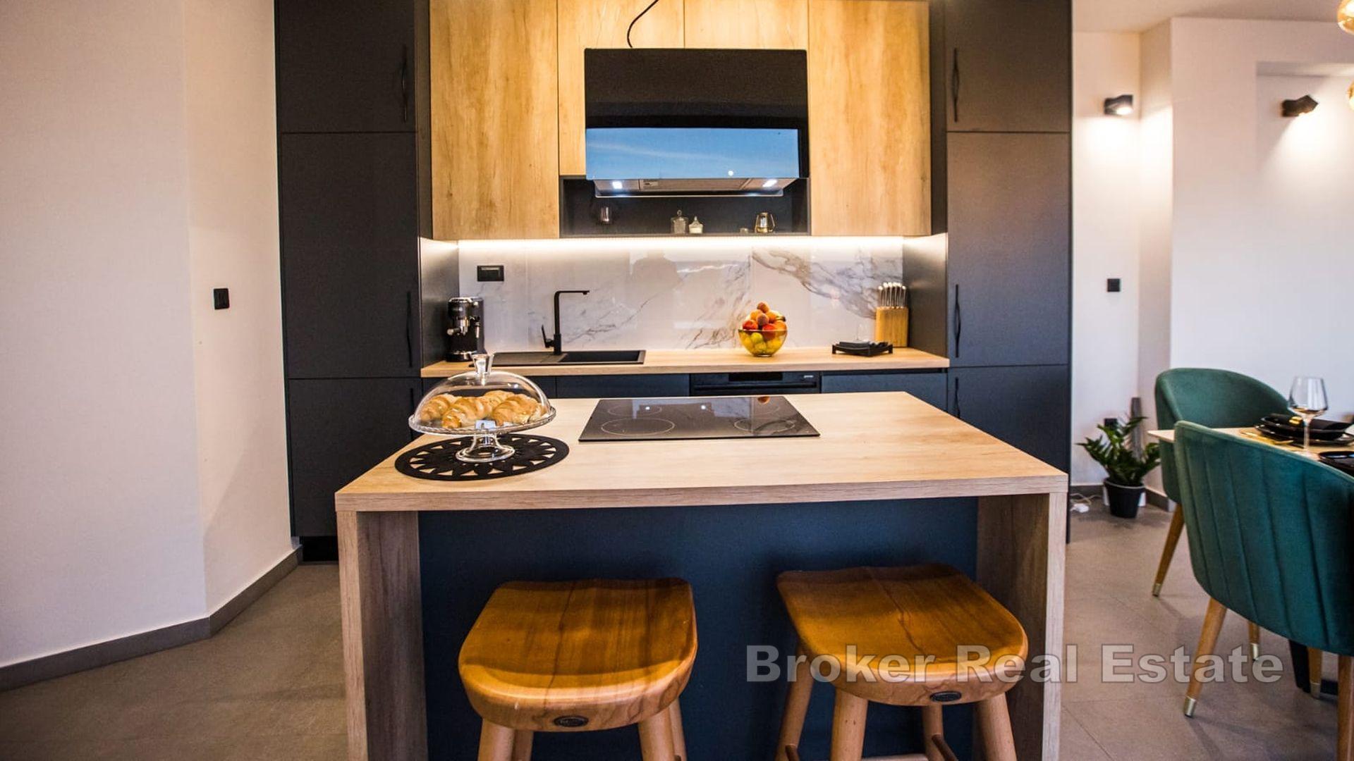 Ein Haus mit Pool und Panoramablick auf das Meer