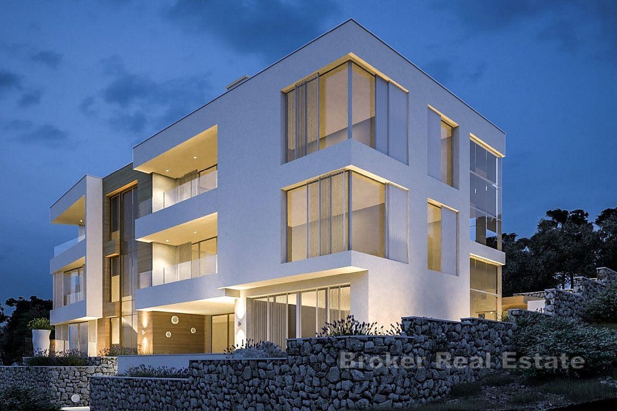 Vila u visokom roh-bau stanju s pogledom na more