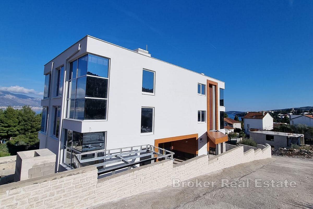 Vila u visokom roh-bau stanju s pogledom na more