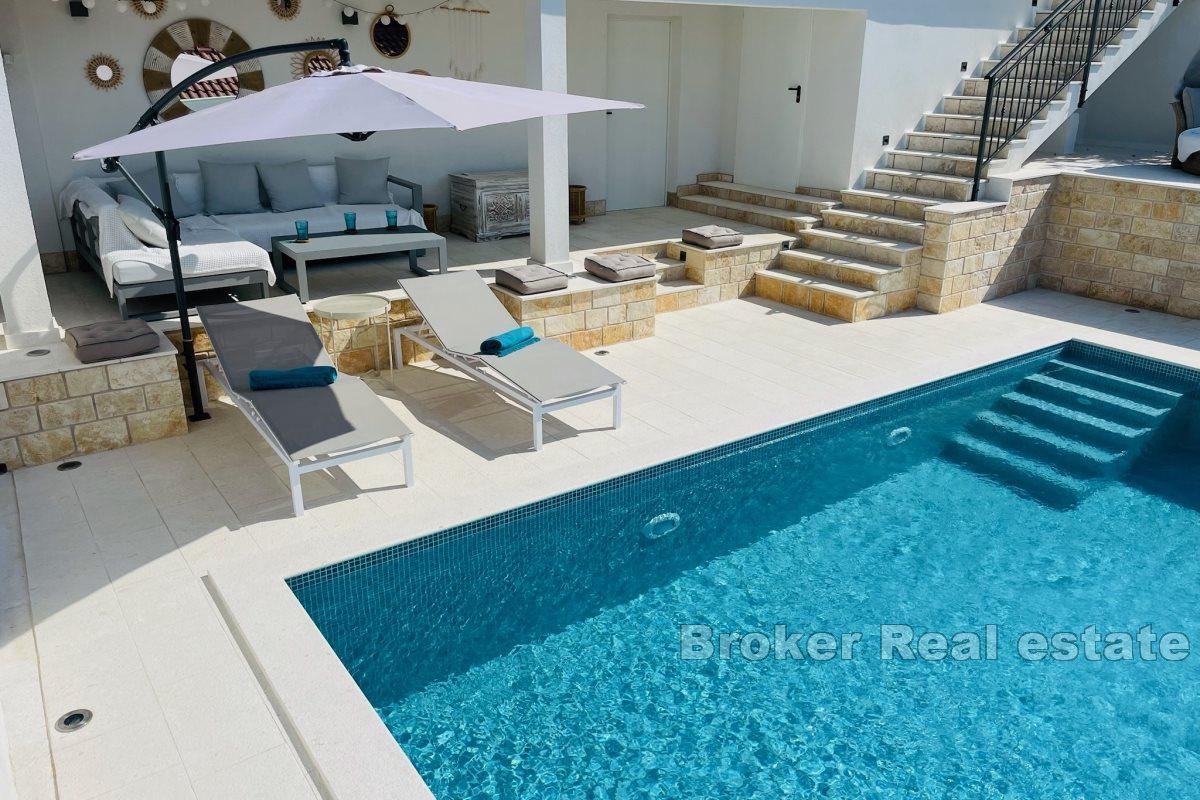 Apartmánový dom s bazénom v blízkosti mora