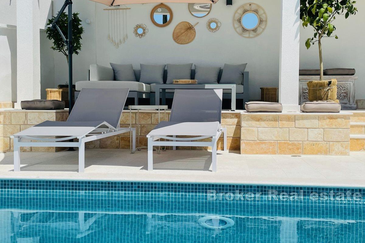 Apartmánový dom s bazénom v blízkosti mora