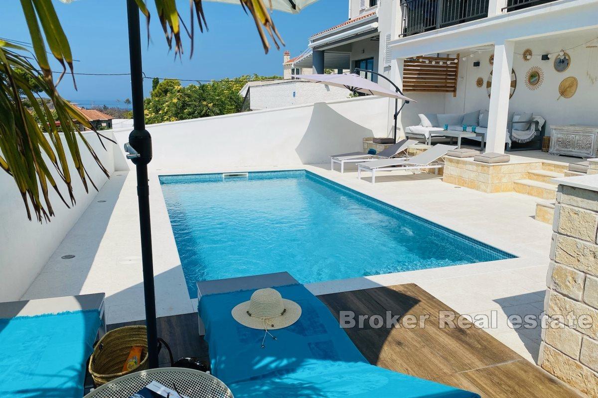 Apartmánový dom s bazénom v blízkosti mora