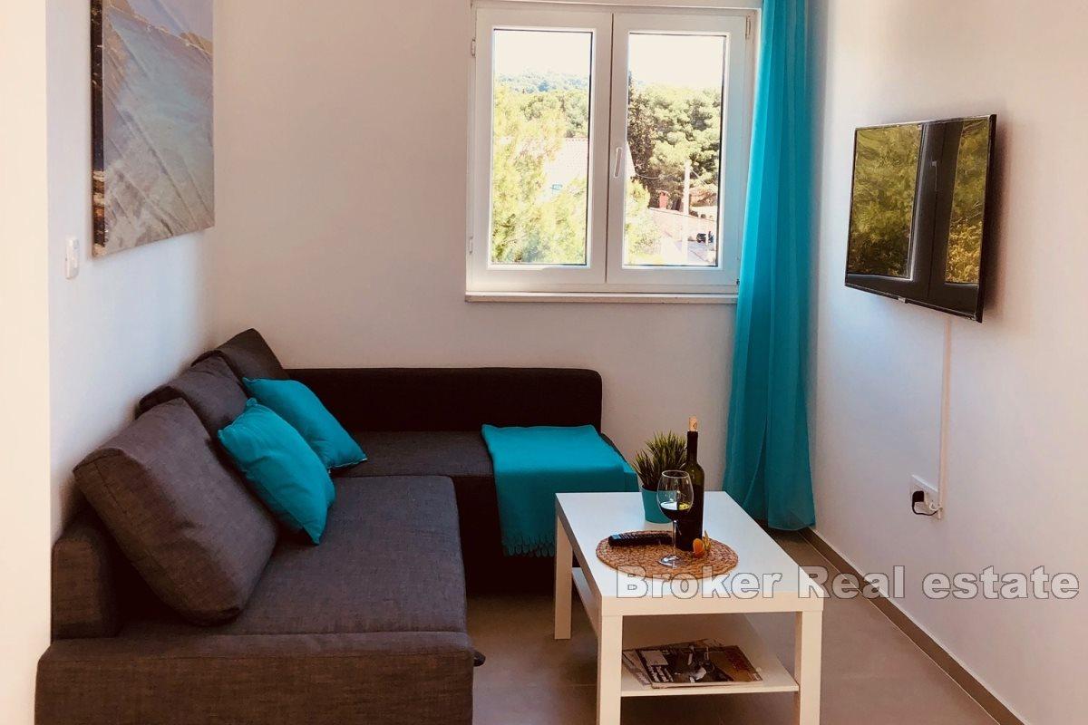 Apartmánový dom s bazénom v blízkosti mora