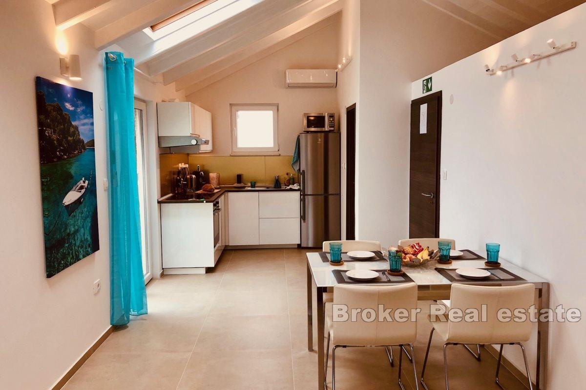 Apartmánový dom s bazénom v blízkosti mora