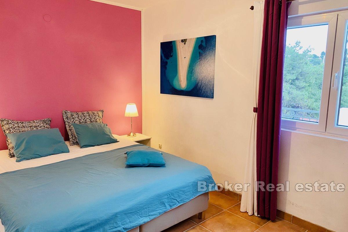 Apartmánový dom s bazénom v blízkosti mora