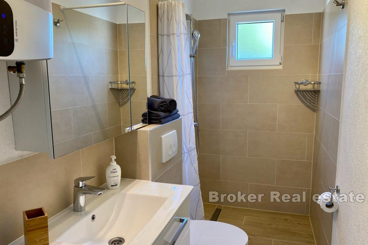 Apartmánový dom s bazénom v blízkosti mora