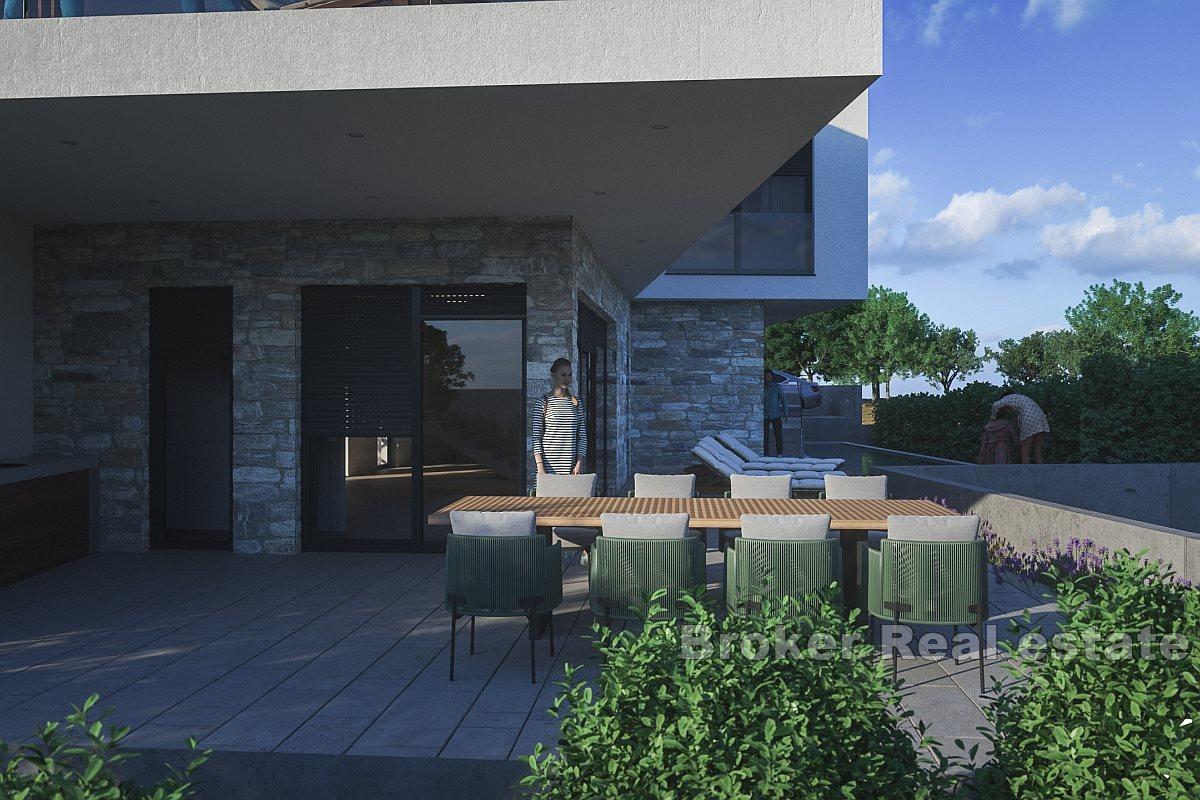 Строящийся дом недалеко от моря и пляжа