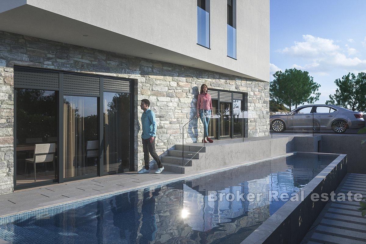 Hus under konstruktion nära havet och stranden