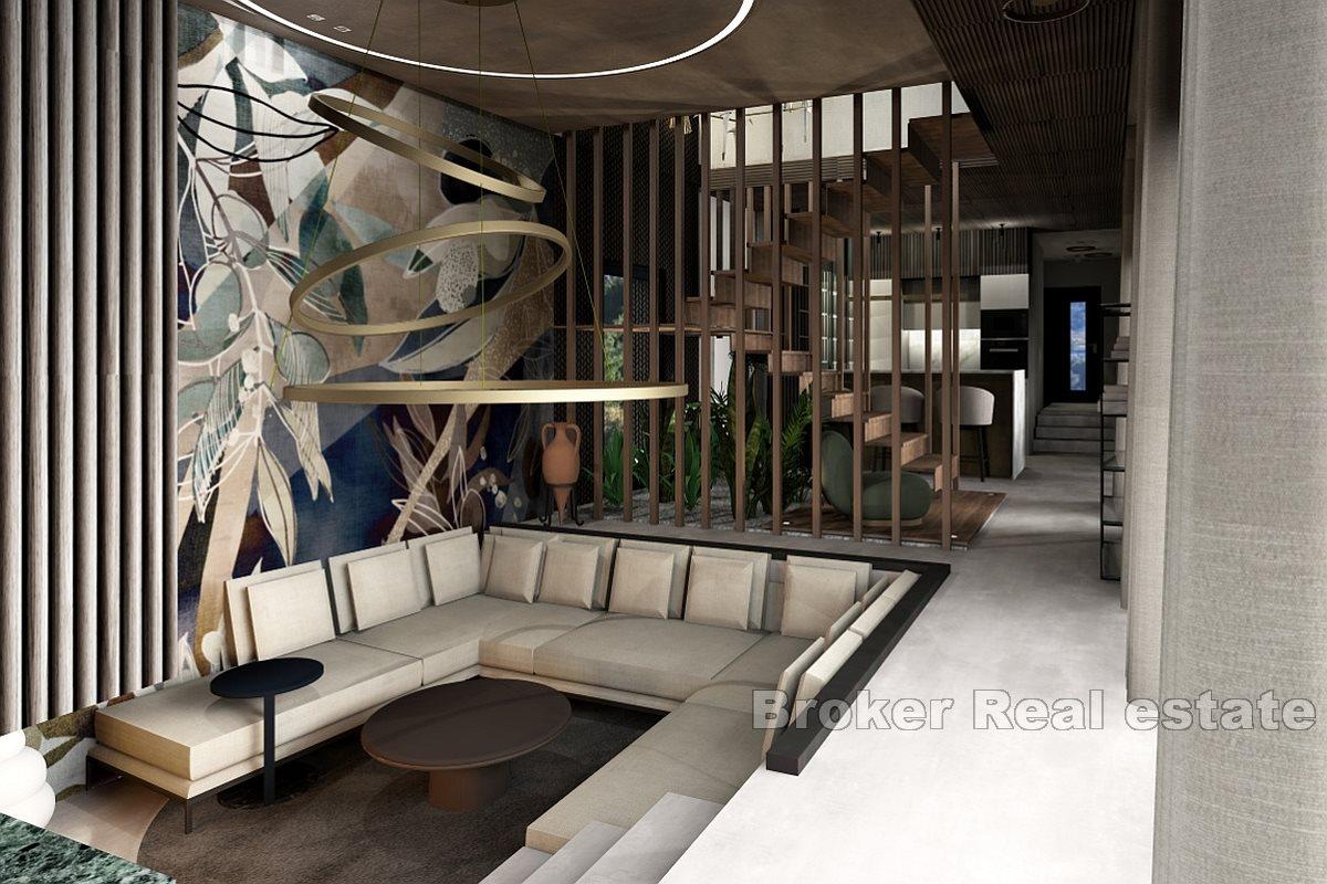 Строящийся дом недалеко от моря и пляжа