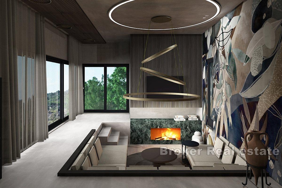 Hus under konstruktion nära havet och stranden