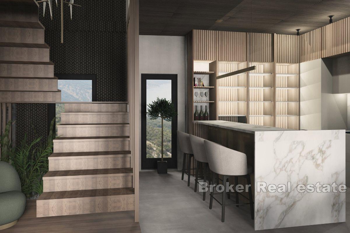 Hus under konstruktion nära havet och stranden