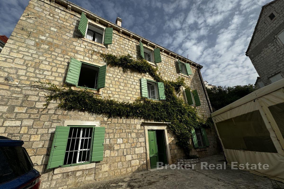 Sjarmerende steinhus, første rad ved sjøen