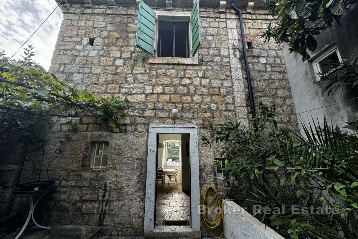 Sjarmerende steinhus, første rad ved sjøen