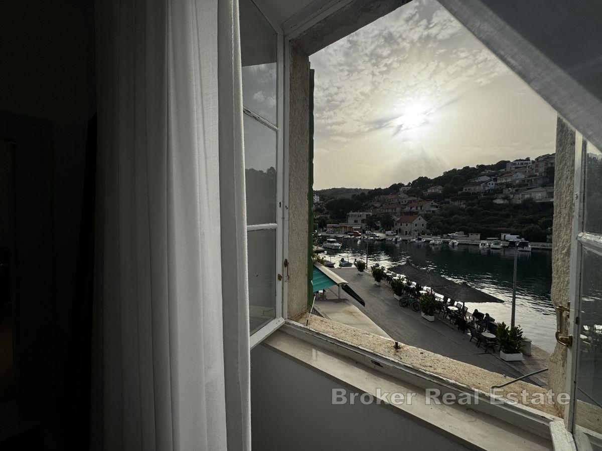 Sjarmerende steinhus, første rad ved sjøen