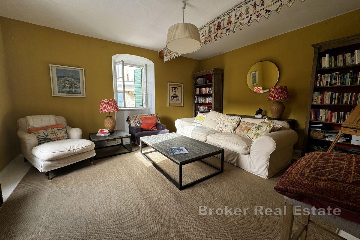 Sjarmerende steinhus, første rad ved sjøen