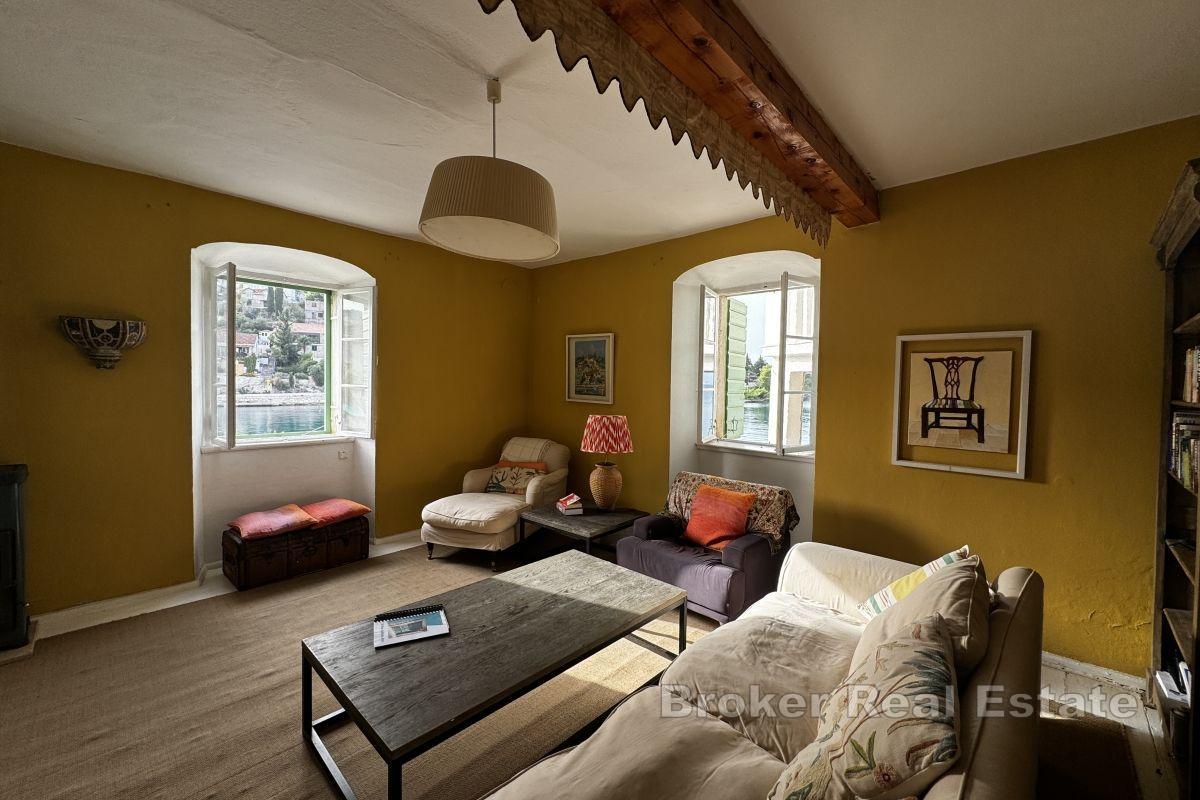 Sjarmerende steinhus, første rad ved sjøen