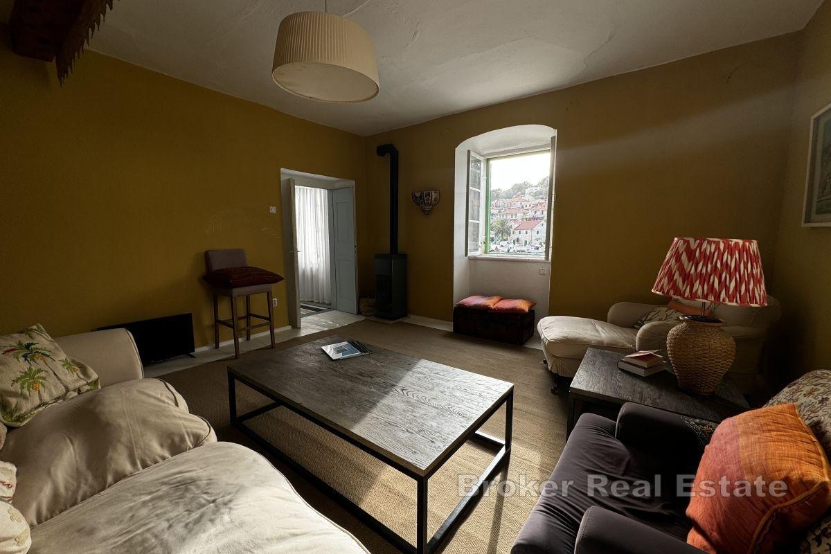 Sjarmerende steinhus, første rad ved sjøen