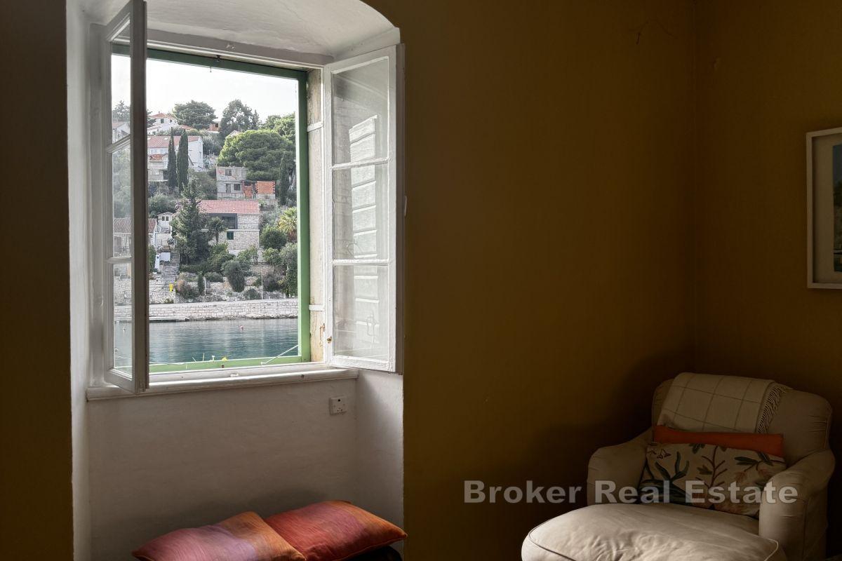 Sjarmerende steinhus, første rad ved sjøen