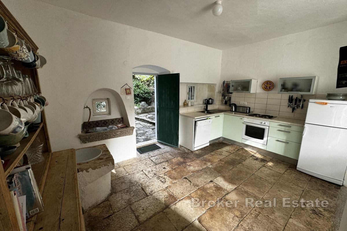 Sjarmerende steinhus, første rad ved sjøen