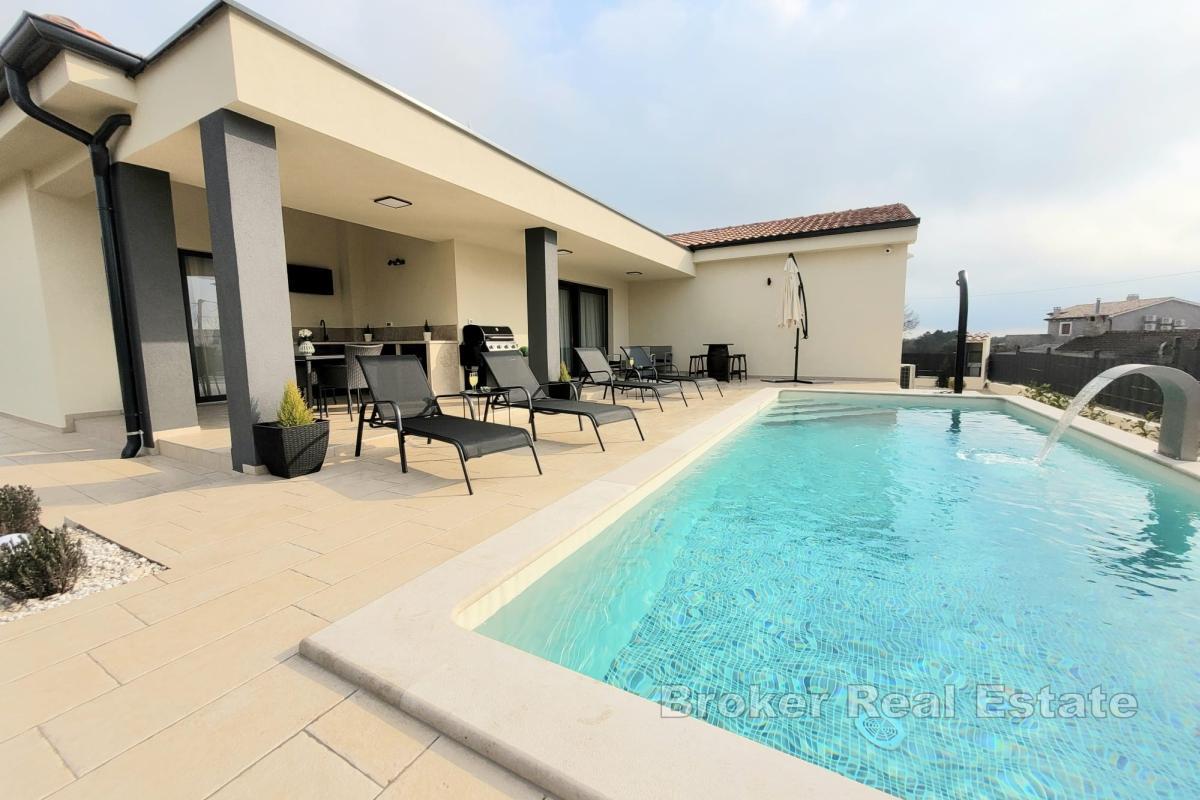 Neu gebautes einstöckiges Haus mit Swimmingpool