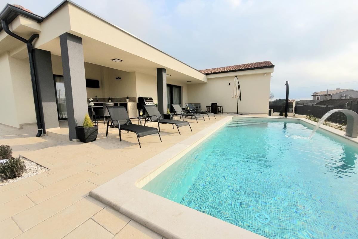 Neu gebautes einstöckiges Haus mit Swimmingpool