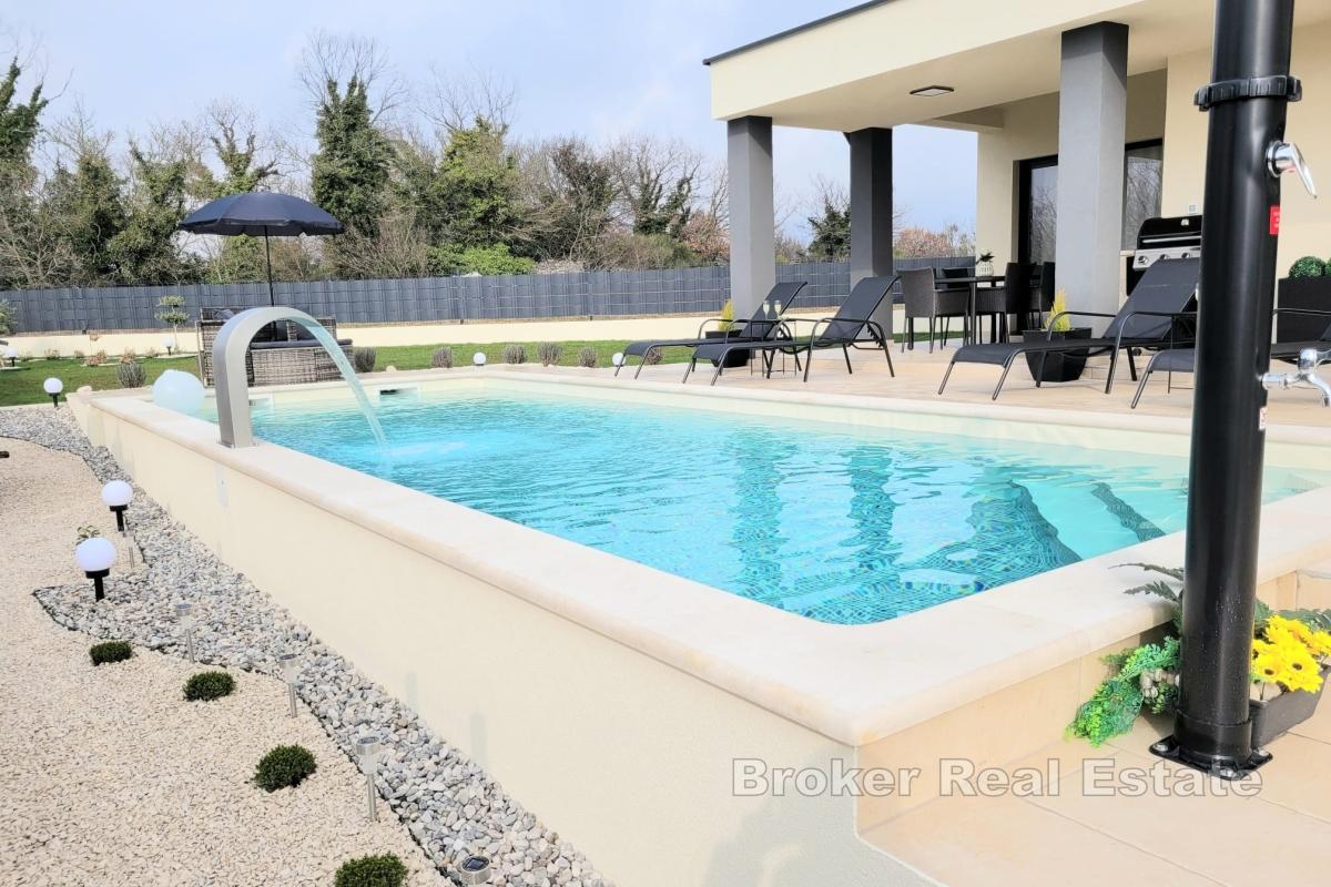 Neu gebautes einstöckiges Haus mit Swimmingpool