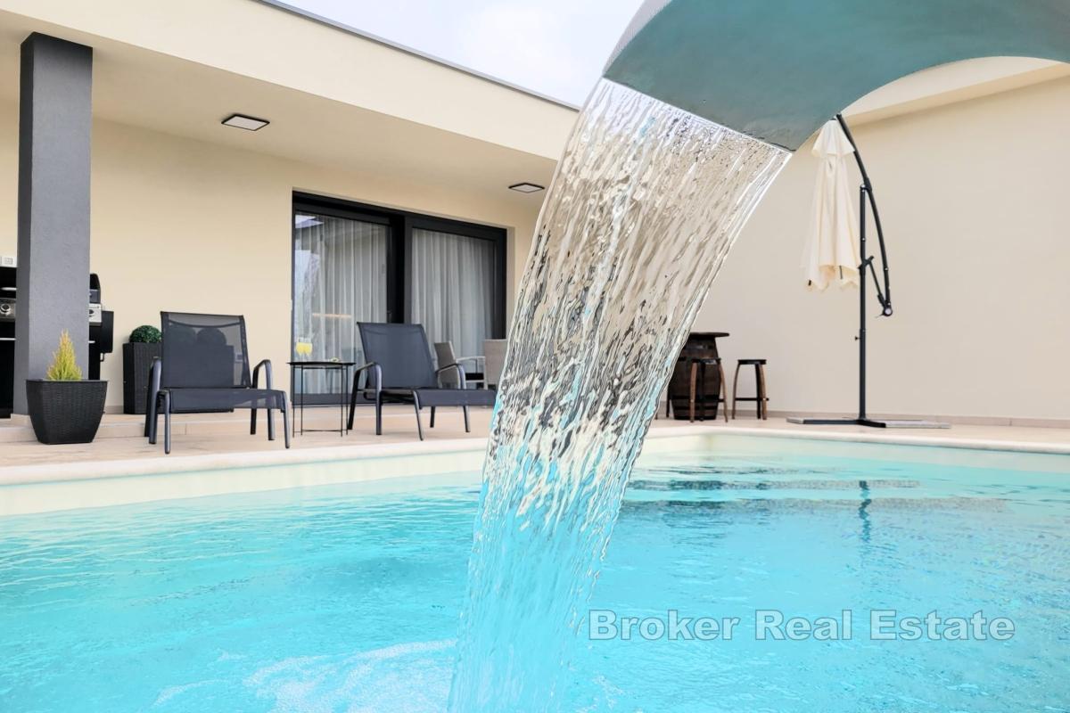 Neu gebautes einstöckiges Haus mit Swimmingpool