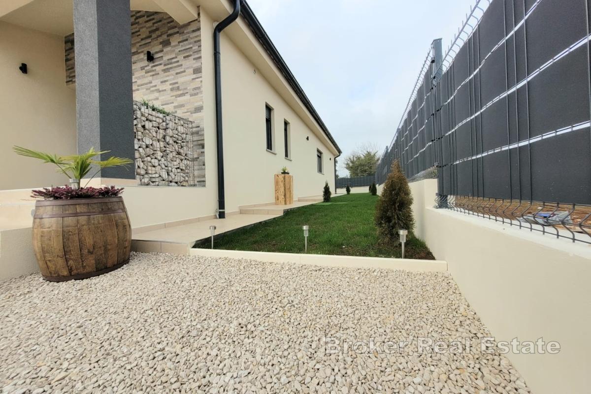 Neu gebautes einstöckiges Haus mit Swimmingpool