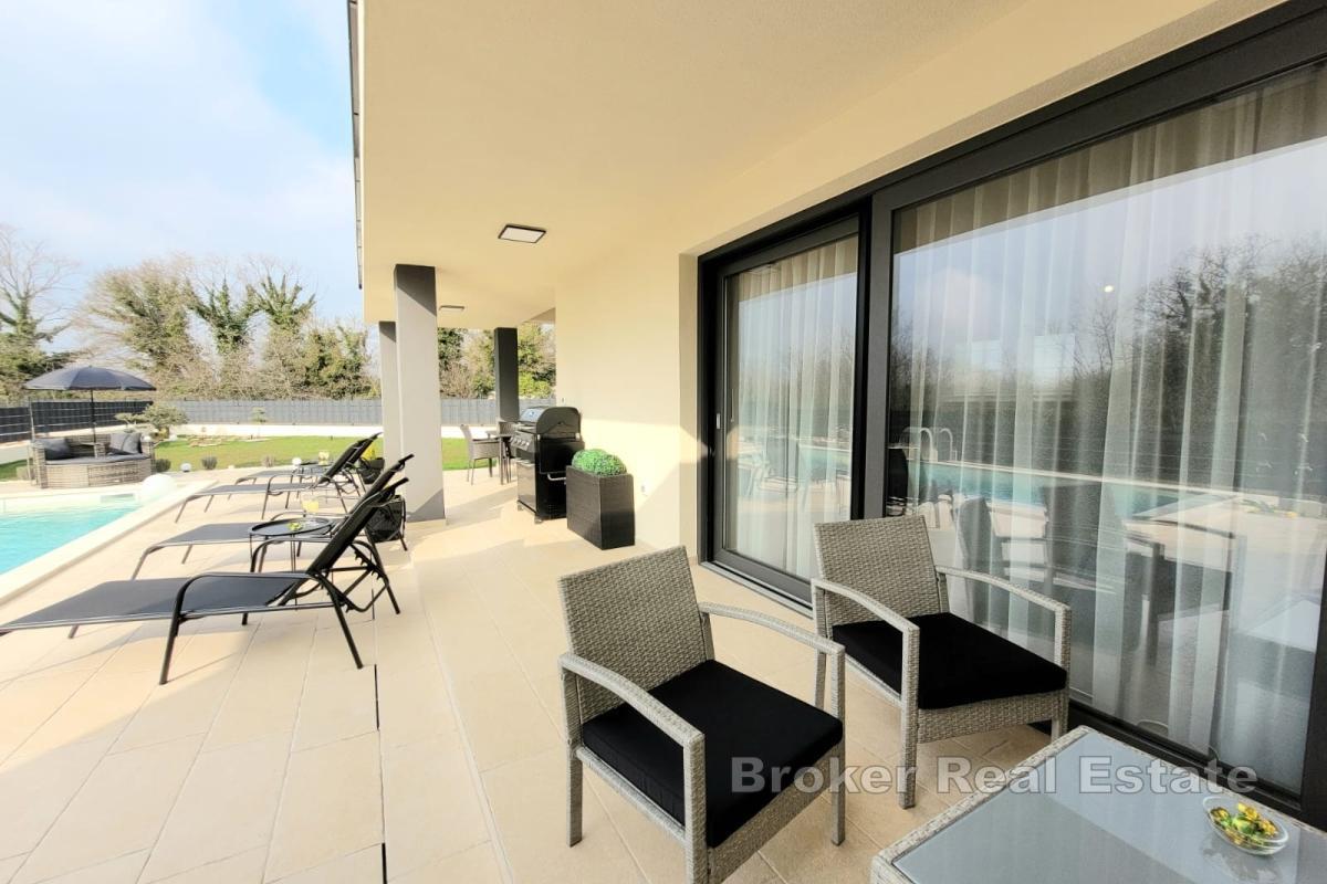 Nybygd enetasjes hus med svømmebasseng