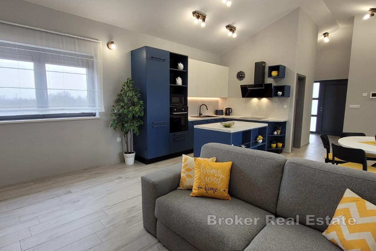 Nybygd enetasjes hus med svømmebasseng