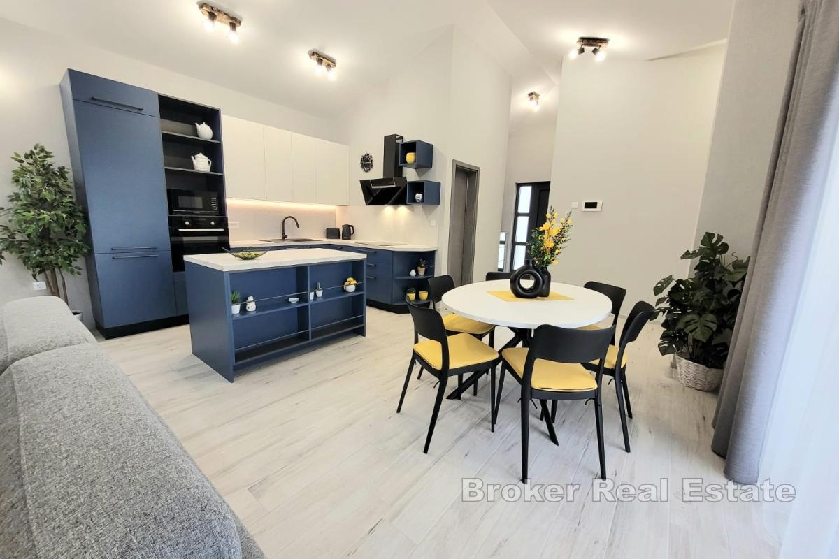 Nybygd enetasjes hus med svømmebasseng