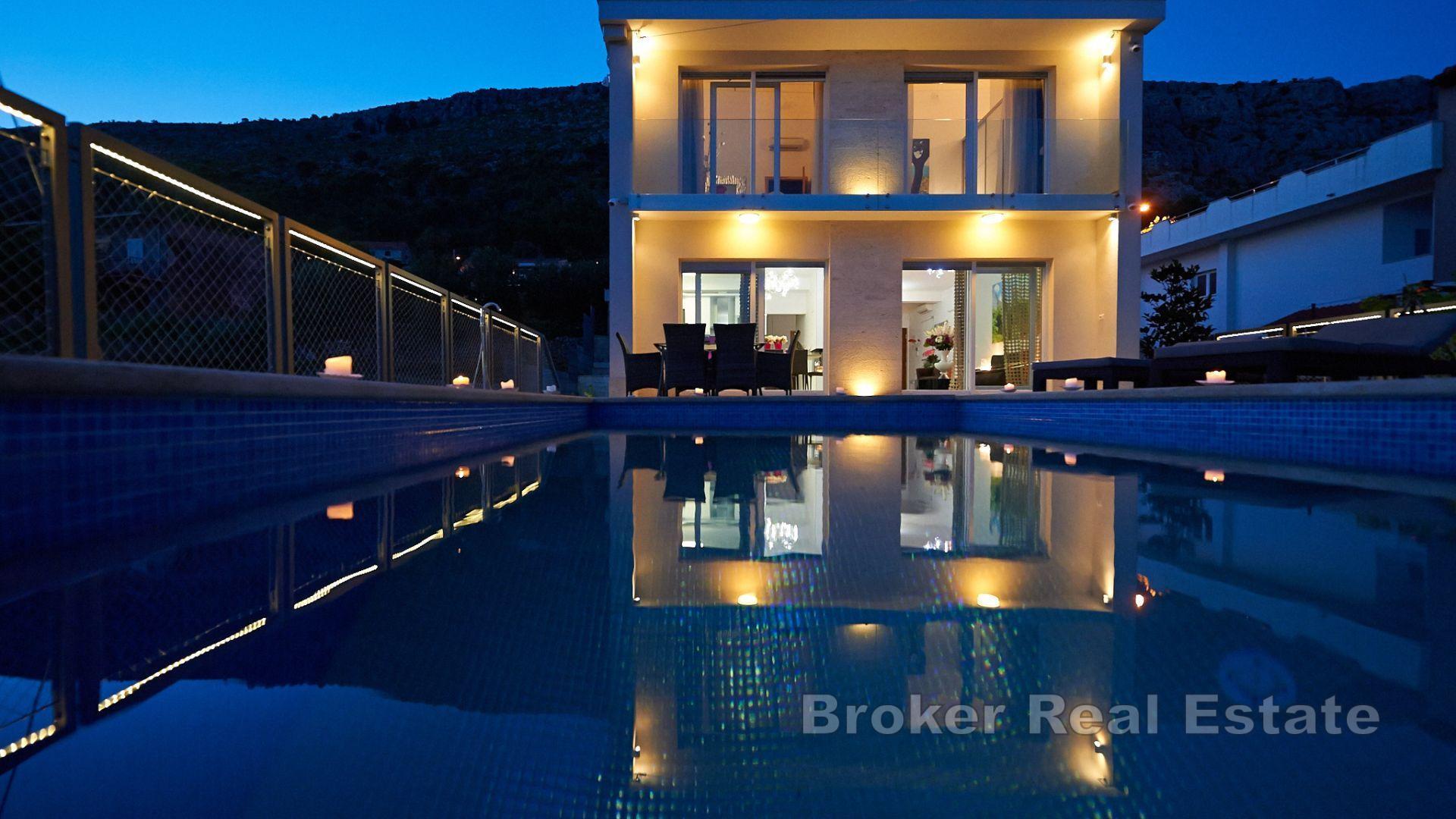 Villa moderna in posizione dominante